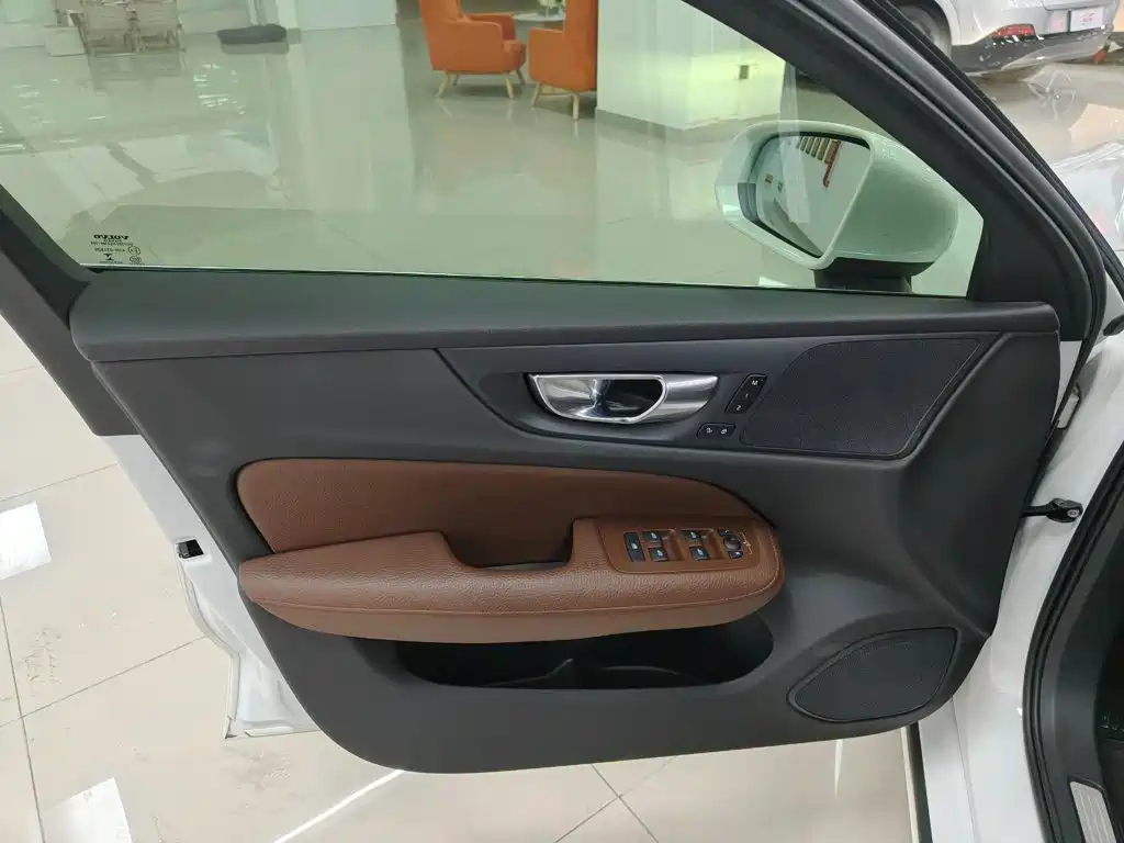 Volvo S60 — фото 11