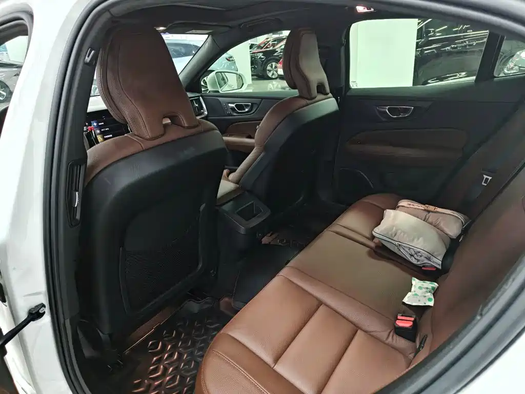 Volvo S60 — фото 15