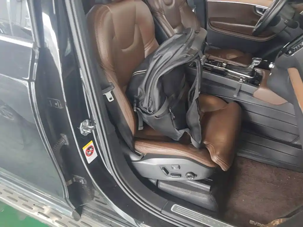 Volvo XC90 — фото 20