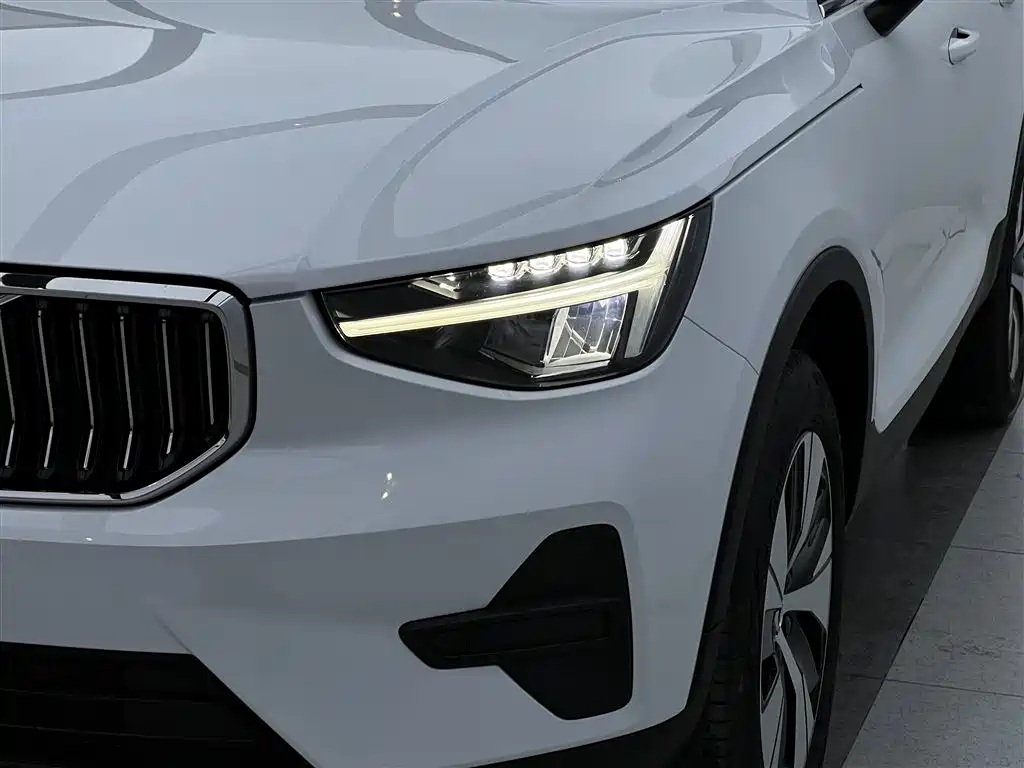 Volvo XC40 — фото 11