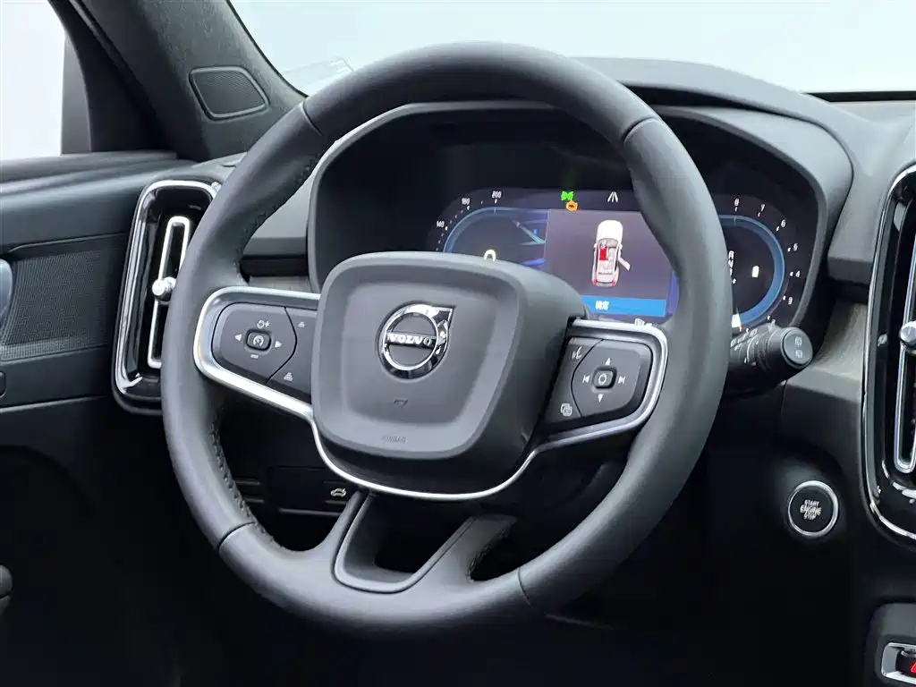 Volvo XC40 — фото 13
