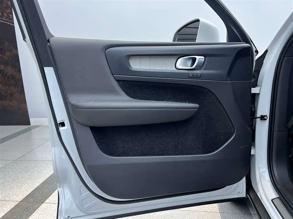 Volvo XC40 — фото 15