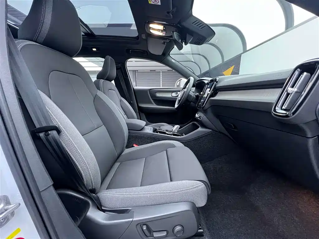 Volvo XC40 — фото 17