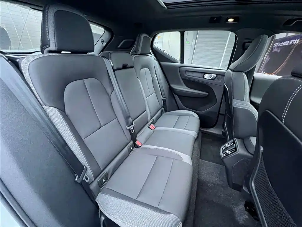 Volvo XC40 — фото 18