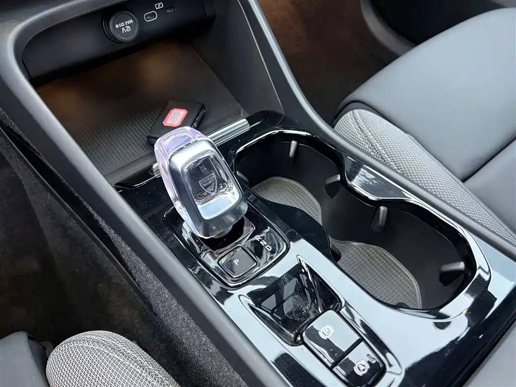 Volvo XC40 — фото 19