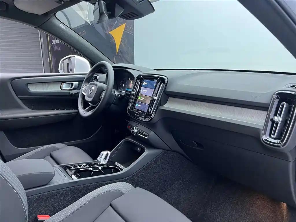 Volvo XC40 — фото 20