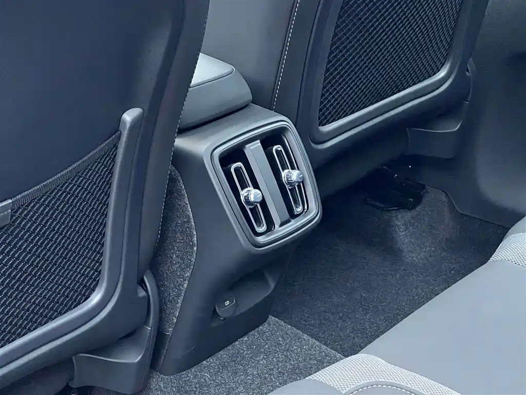 Volvo XC40 — фото 23