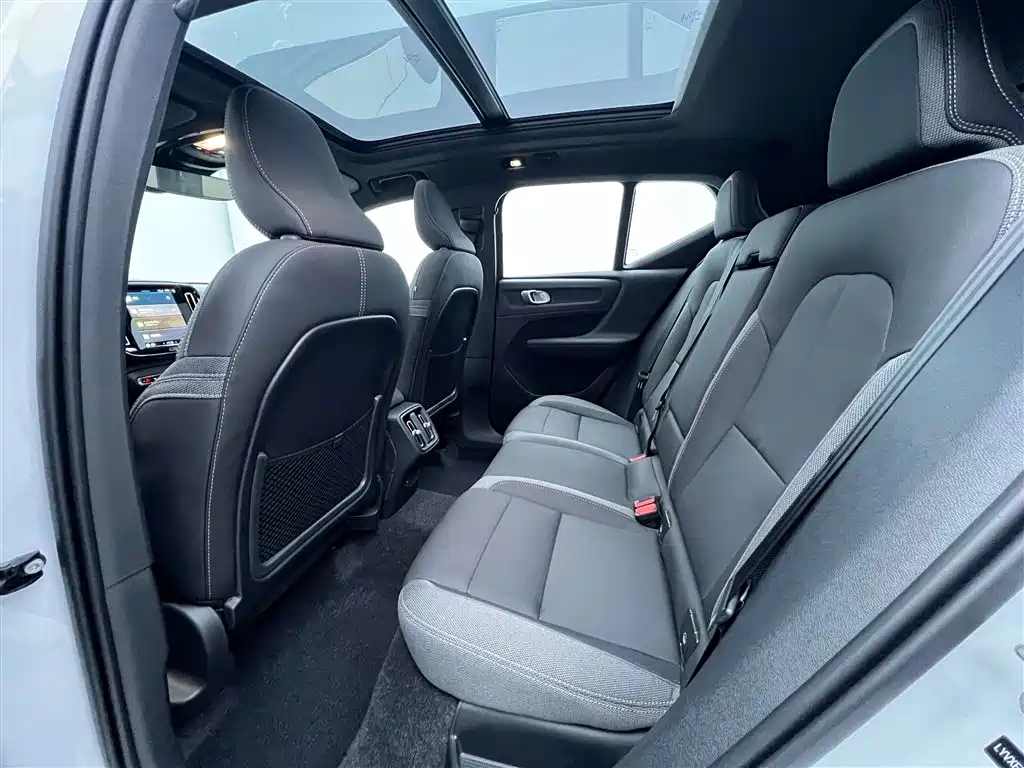Volvo XC40 — фото 24