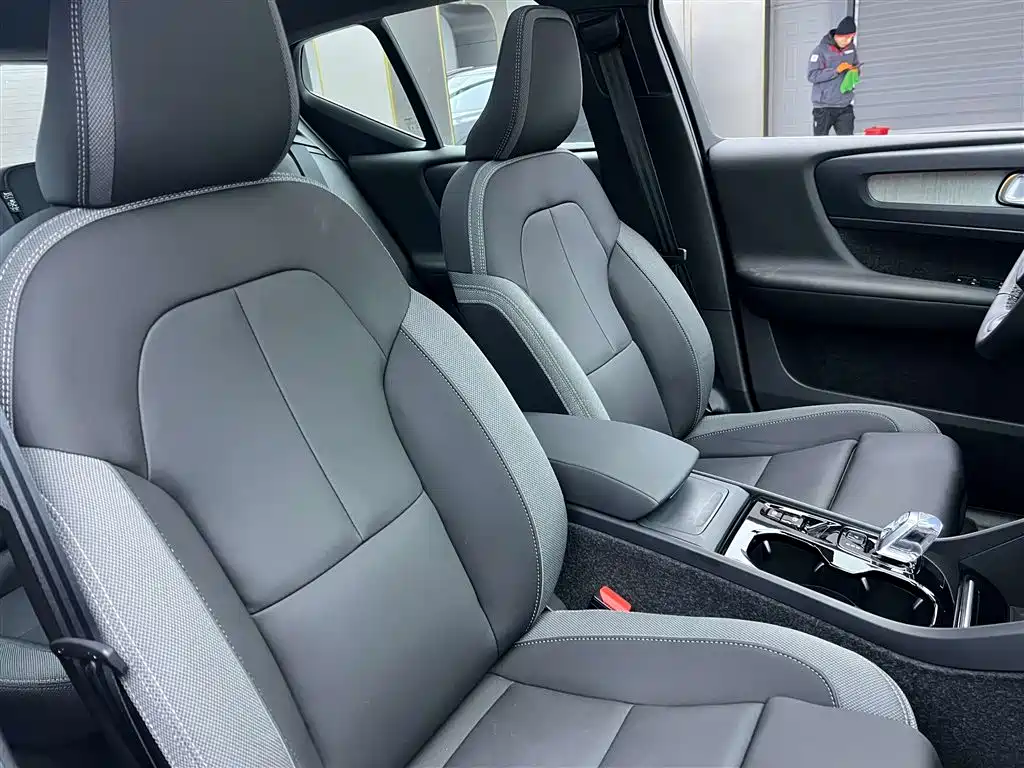 Volvo XC40 — фото 25