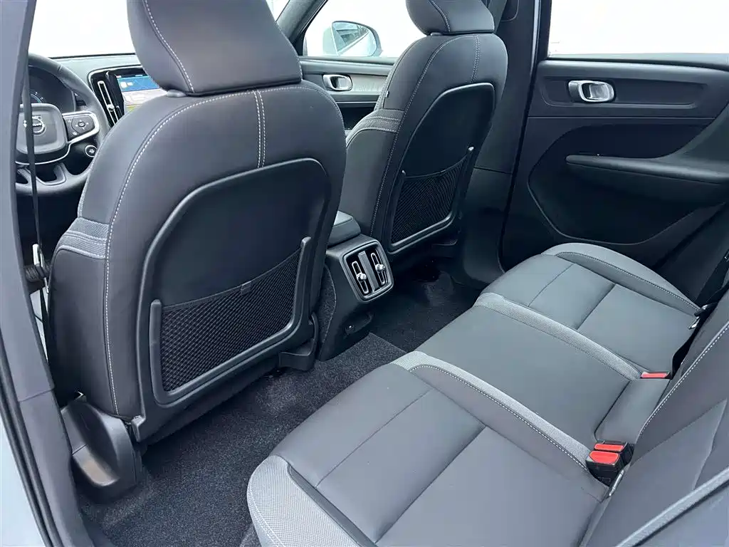 Volvo XC40 — фото 26