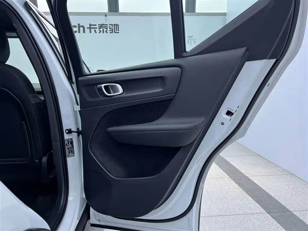 Volvo XC40 — фото 27