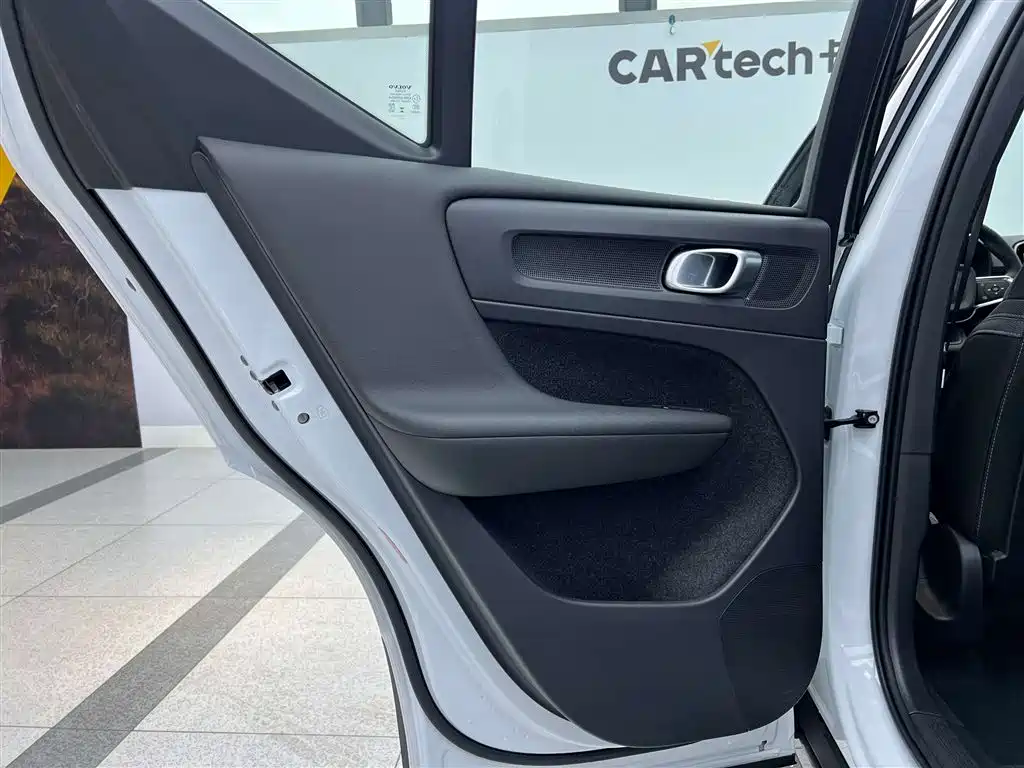 Volvo XC40 — фото 29