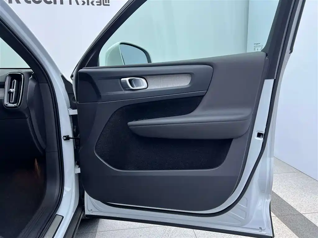 Volvo XC40 — фото 30