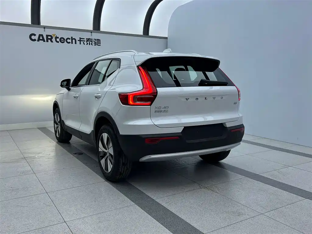 Volvo XC40 — фото 4