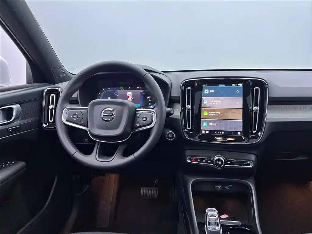 Volvo XC40 — фото 31