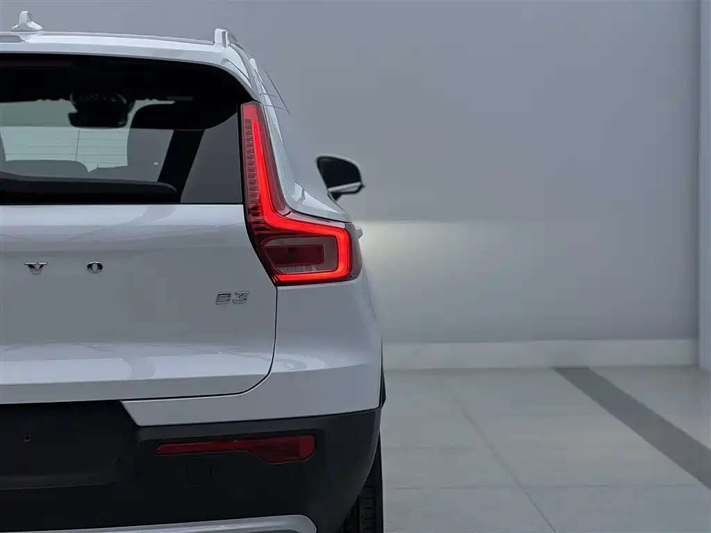 Volvo XC40 — фото 6