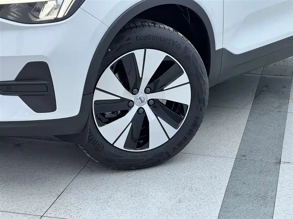 Volvo XC40 — фото 9