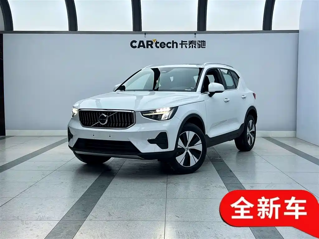 Volvo XC40 — фото 10