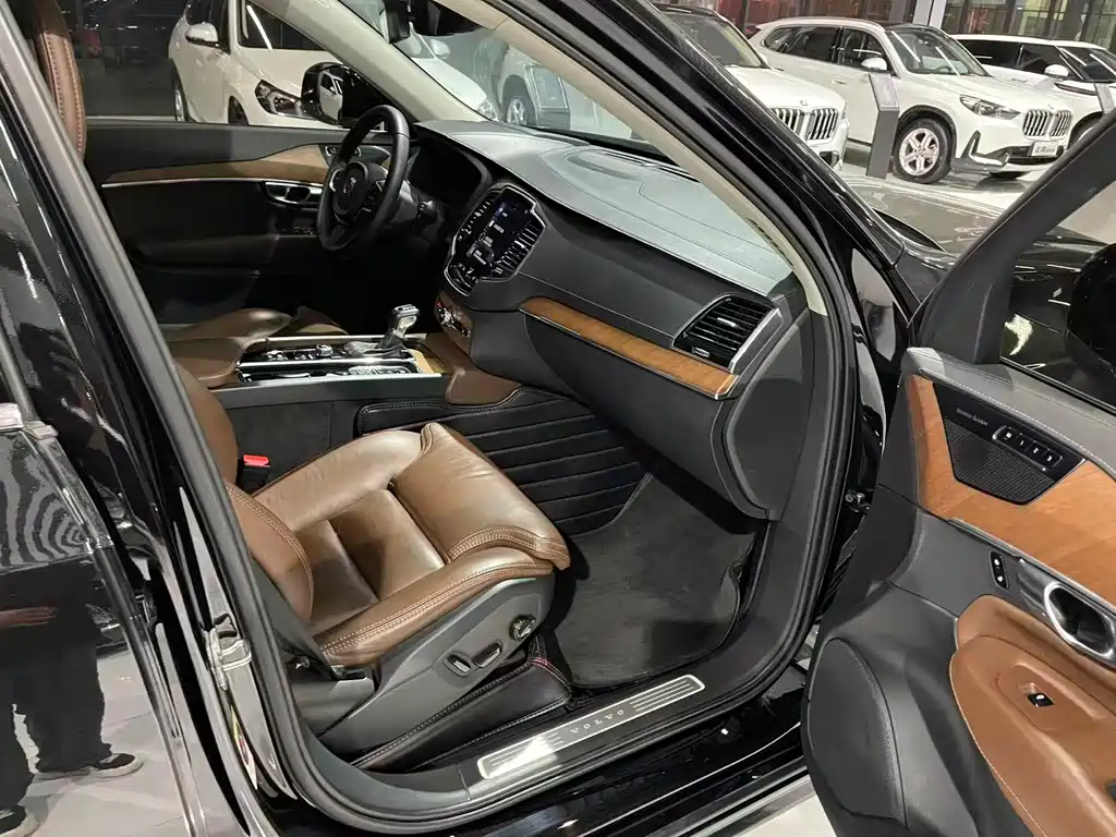 Volvo XC90 — фото 9