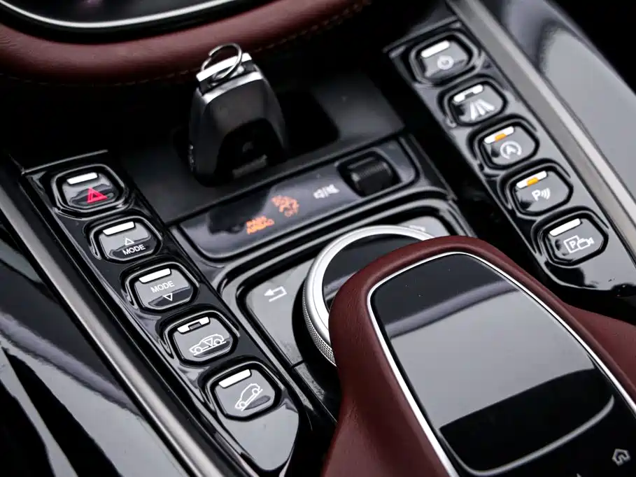 Aston Martin DBX — фото 11