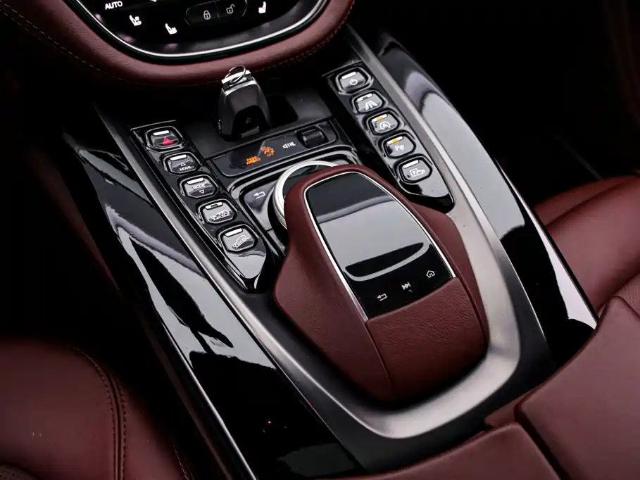 Aston Martin DBX — фото 10