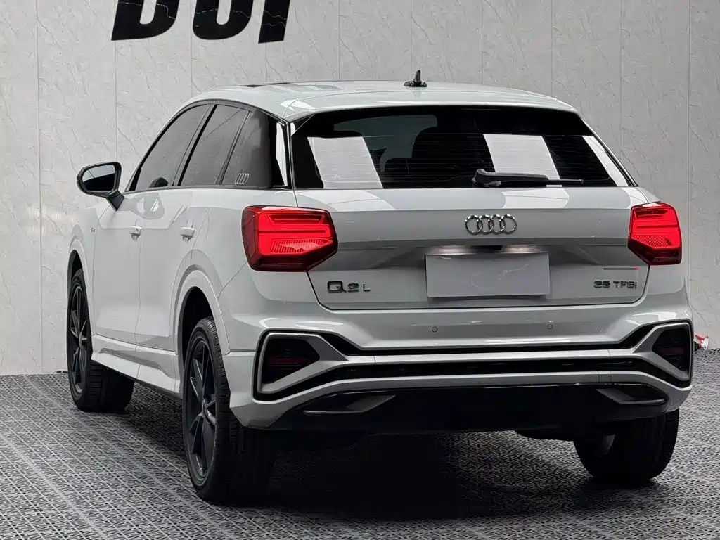 Audi Q2L — фото 11