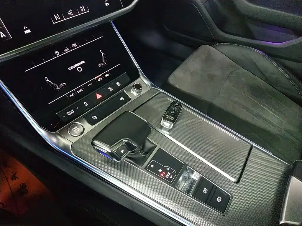 Audi A6L — фото 10
