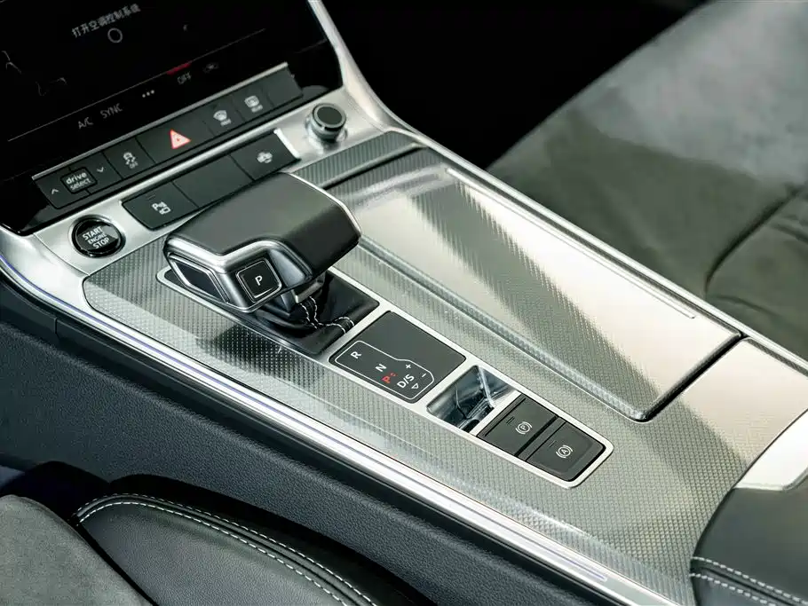 Audi A6L — фото 11