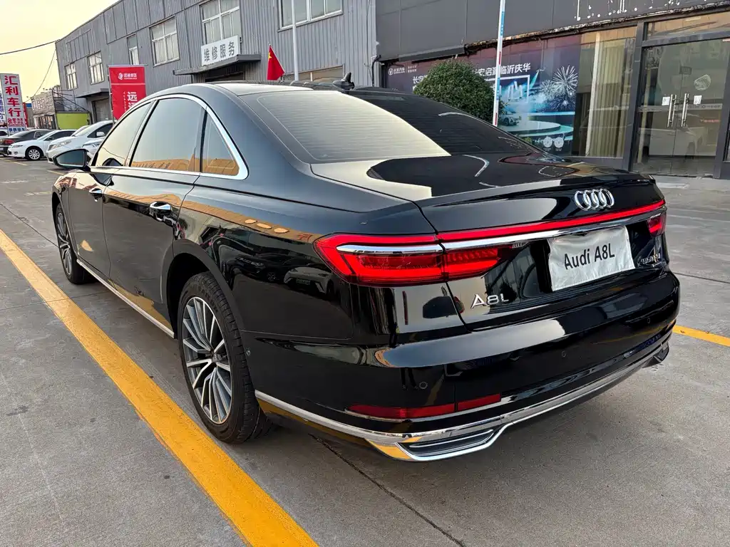 Audi A8 — фото 3