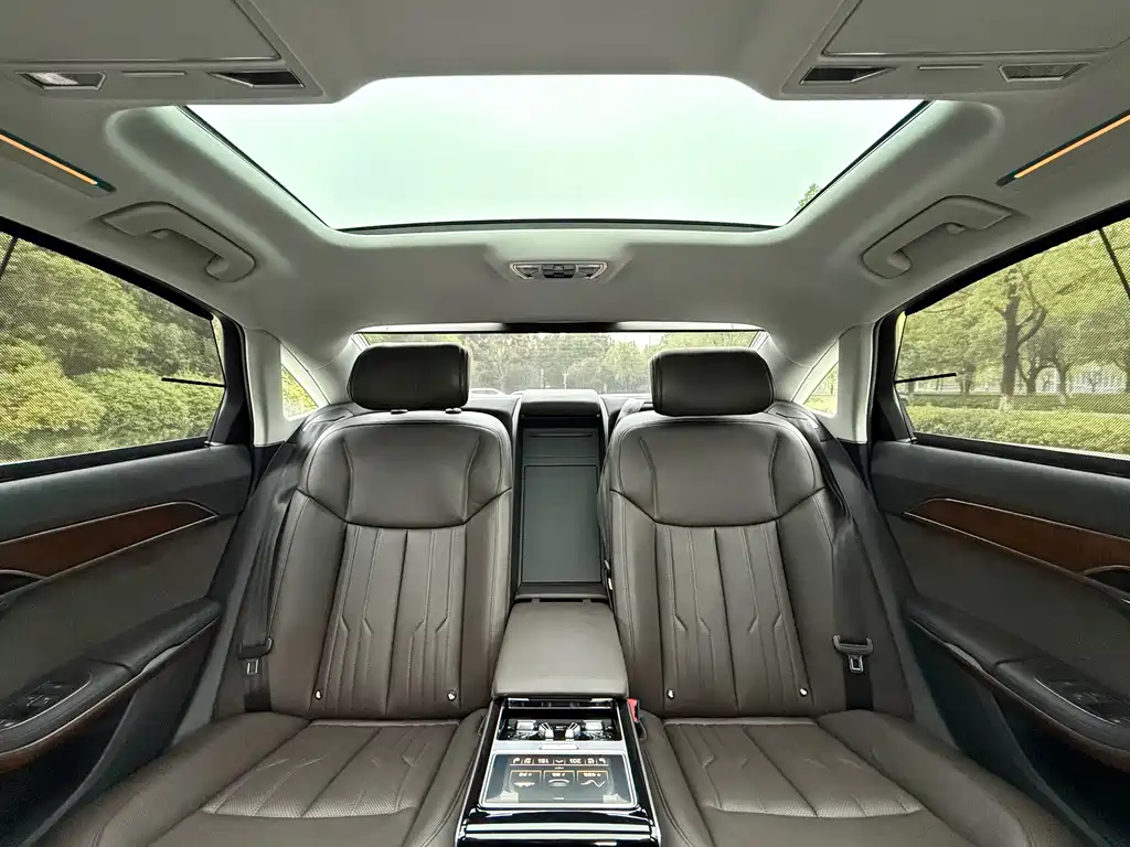 Audi A8 — фото 13