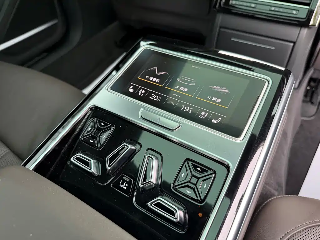 Audi A8 — фото 25