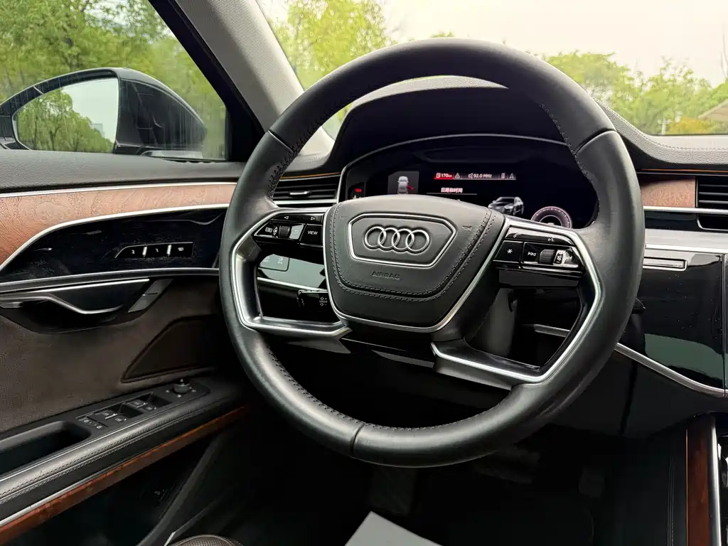Audi A8 — фото 28