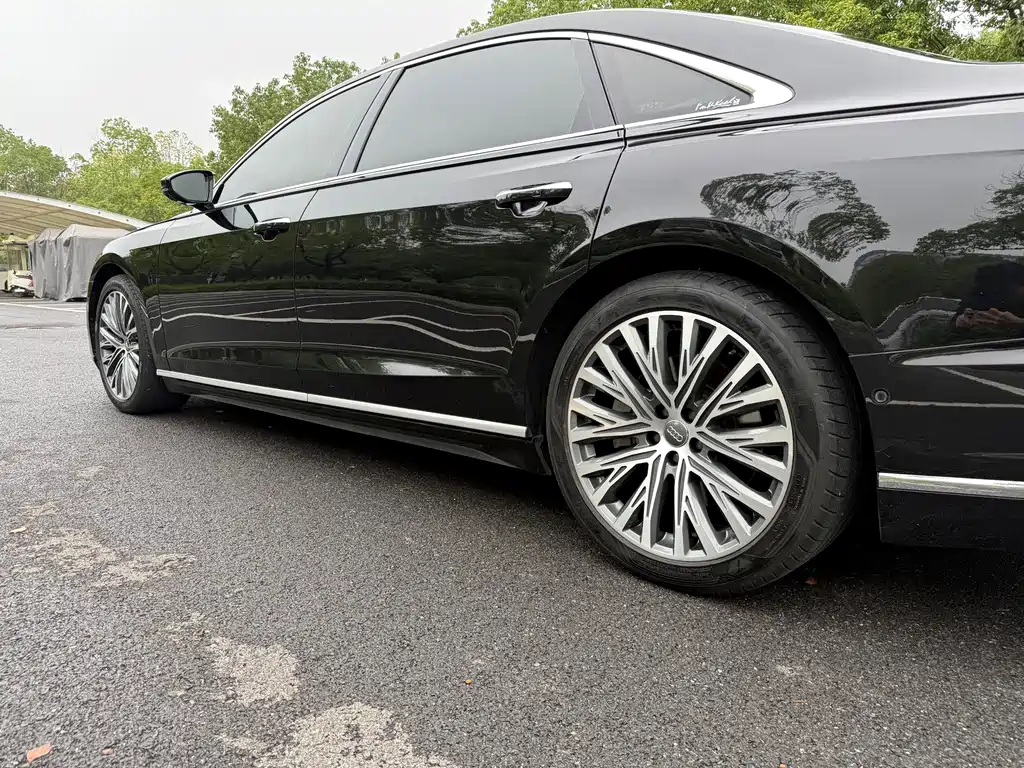 Audi A8 — фото 8