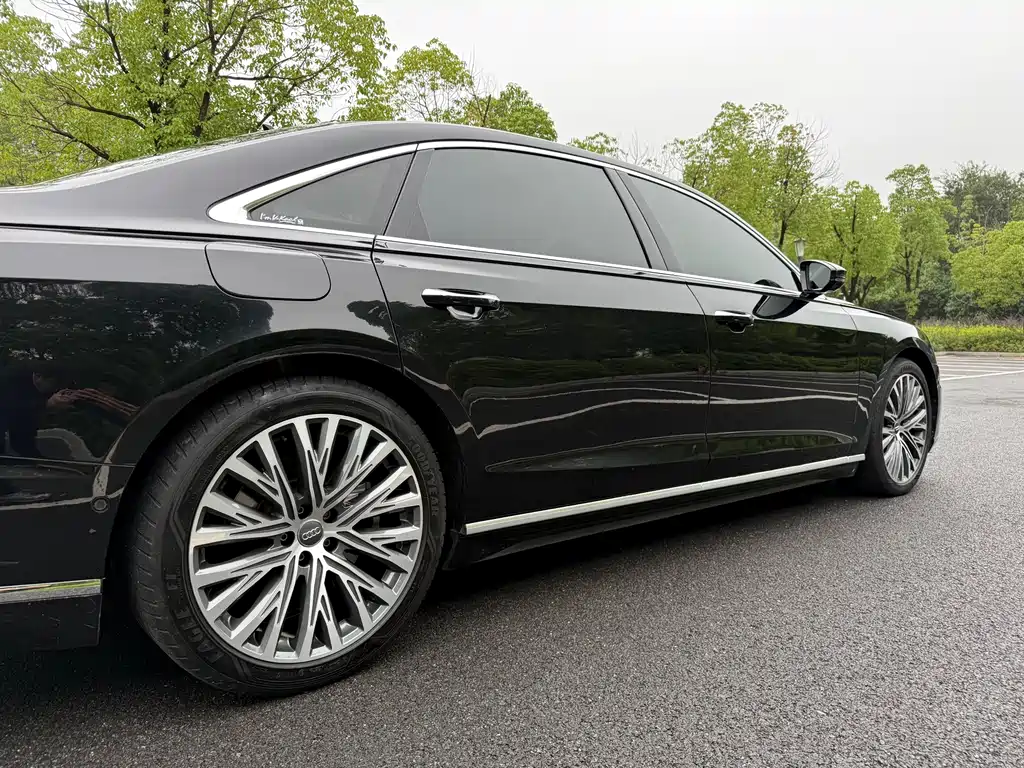 Audi A8 — фото 9