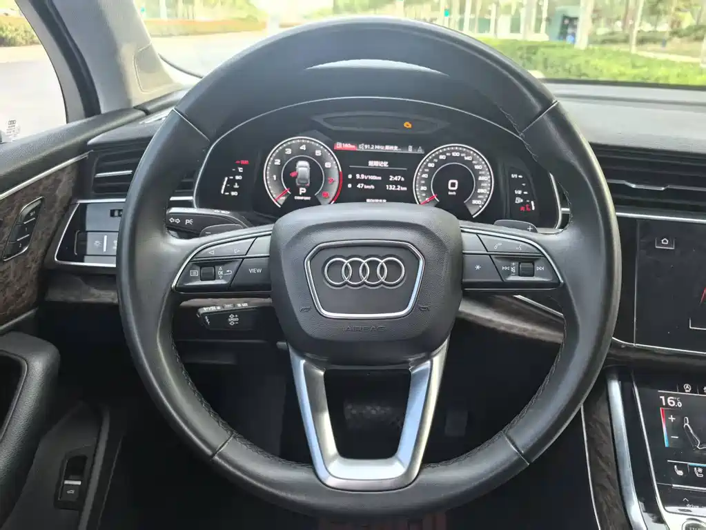 Audi Q7 — фото 18
