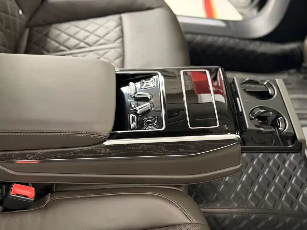 Audi A8 — фото 13