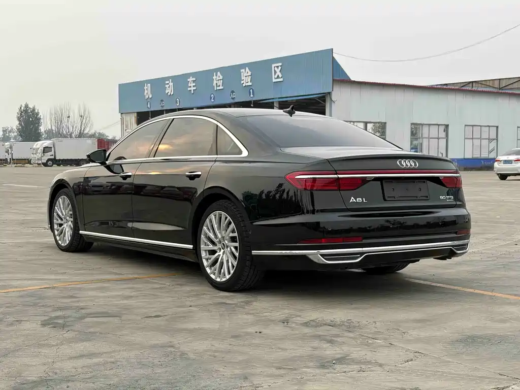 Audi A8 — фото 7