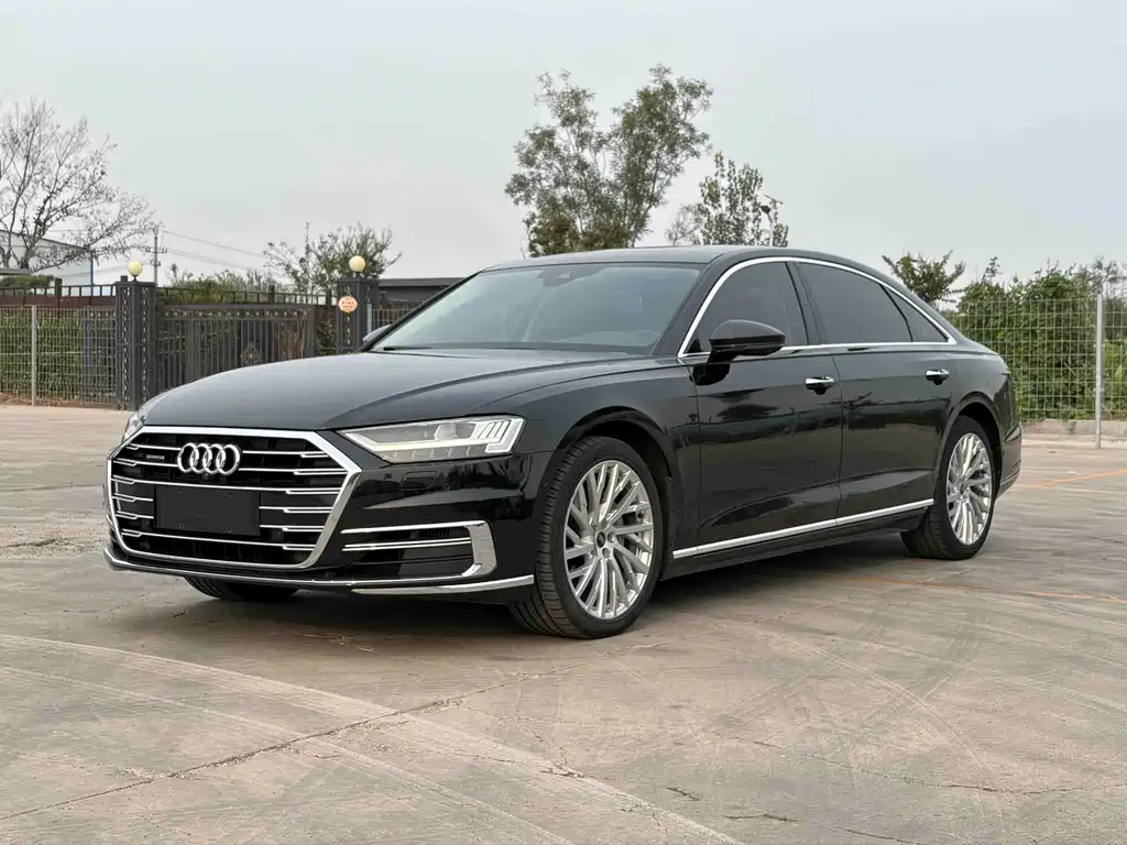 Audi A8 — фото 1