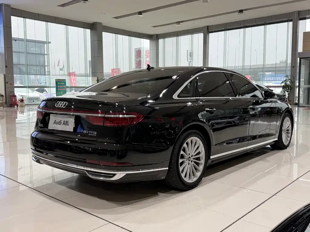 Audi A8 — фото 3