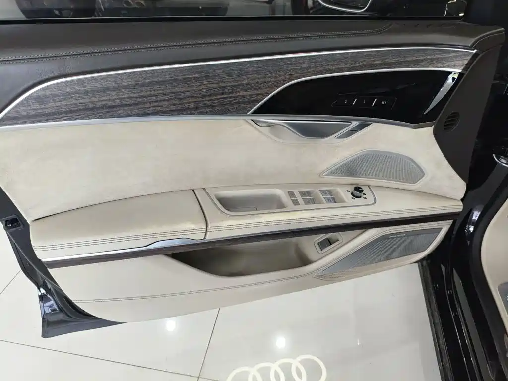 Audi A8 — фото 7