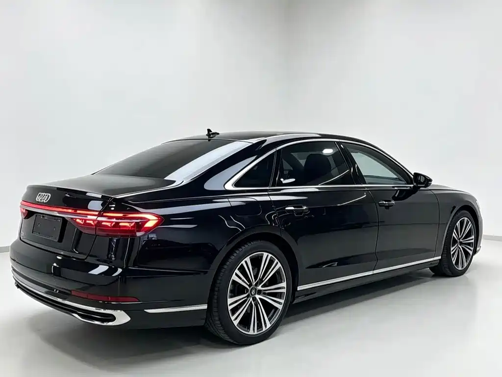 Audi A8 — фото 7