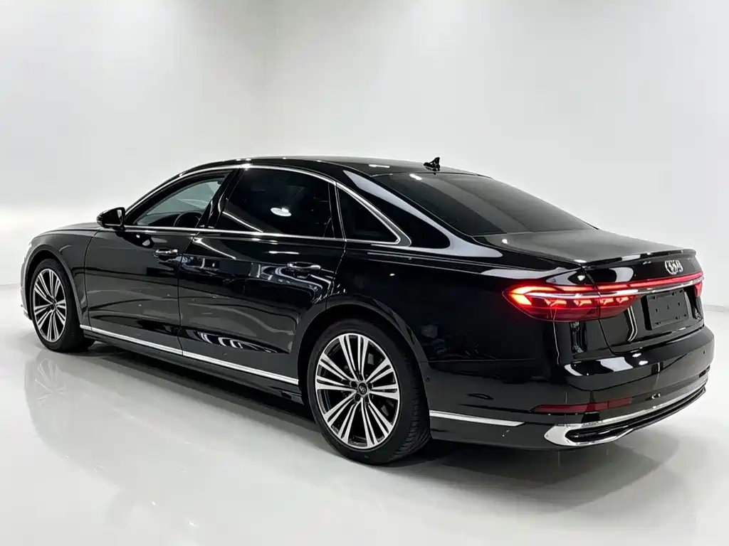 Audi A8 — фото 9