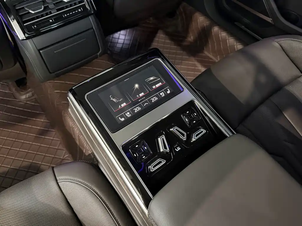 Audi A8 — фото 10