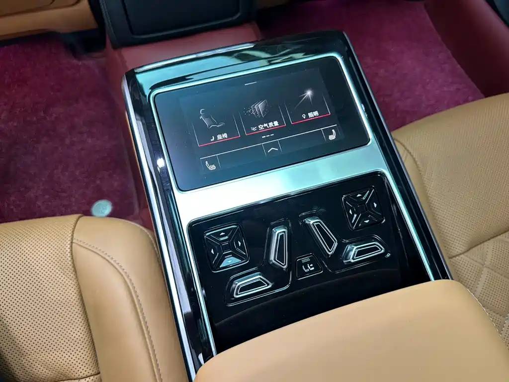 Audi A8 — фото 16