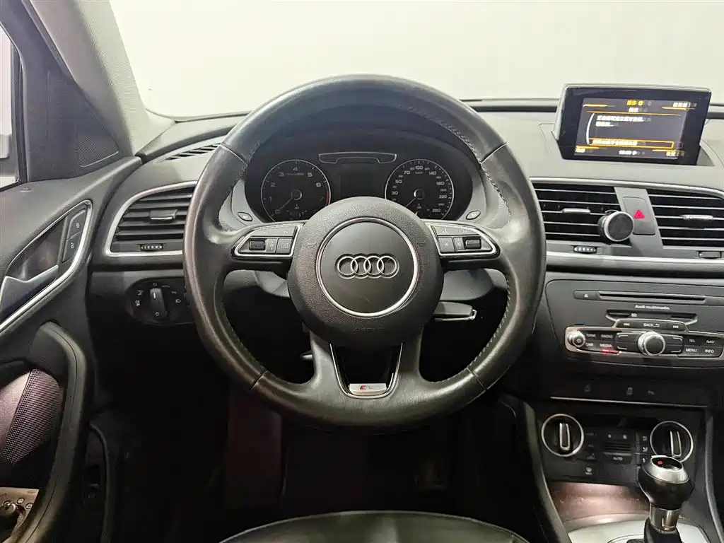 Audi Q3 — фото 11