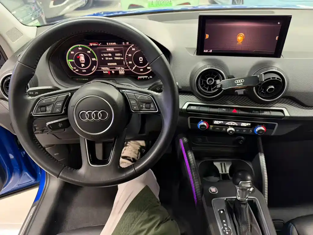Audi Q2L e-tron — фото 15