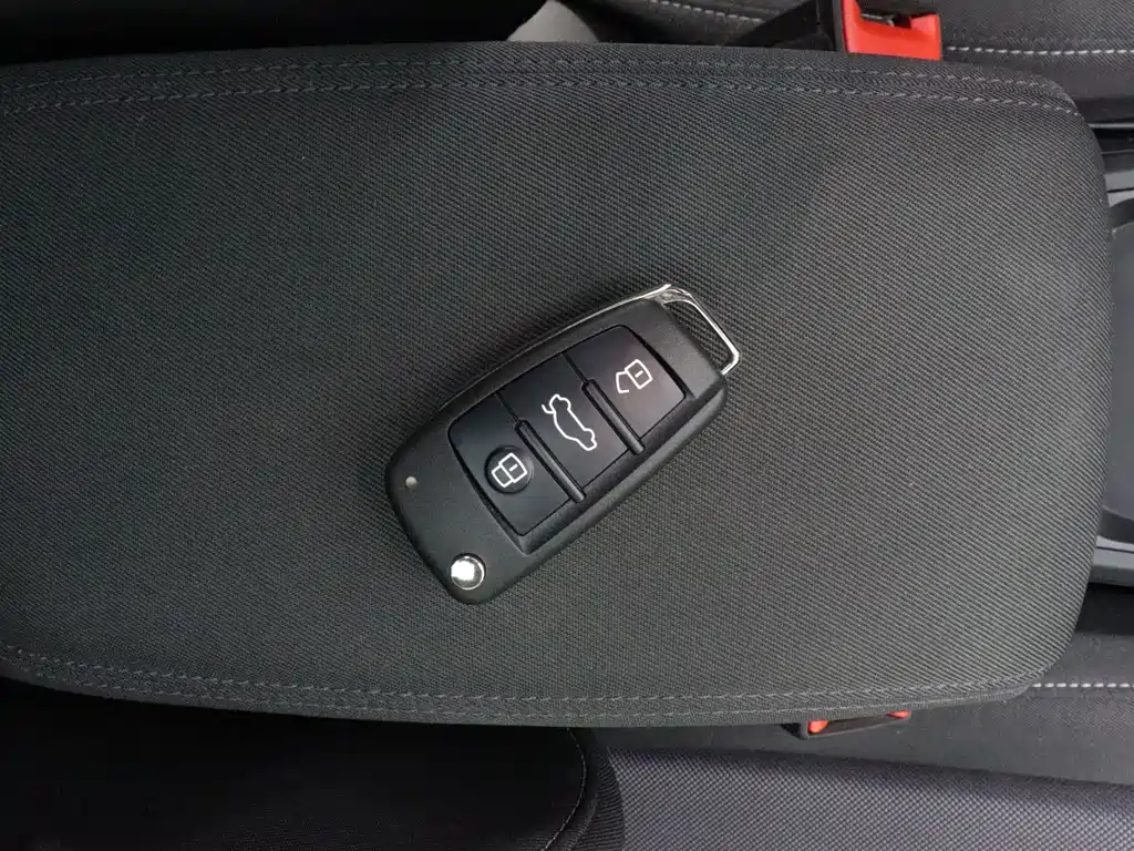 Audi Q2L — фото 23