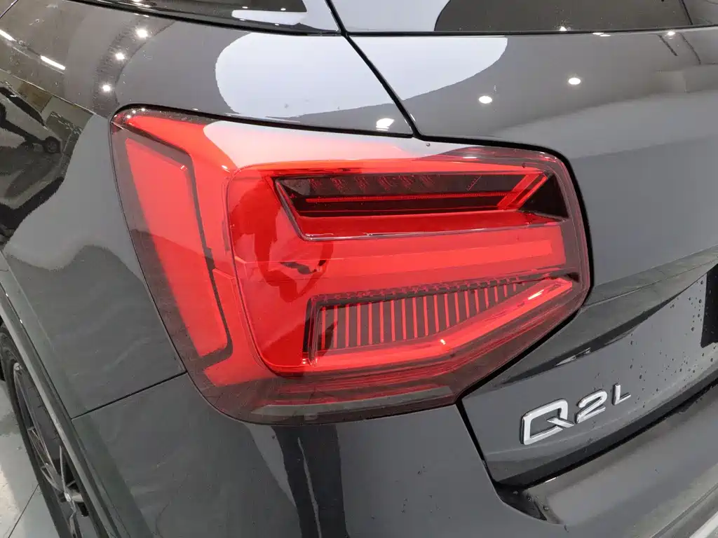Audi Q2L — фото 10