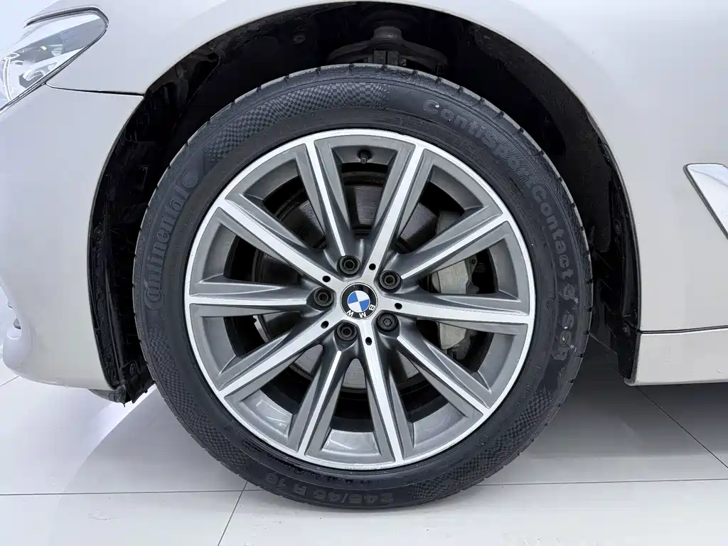 BMW 5 Series — фото 17
