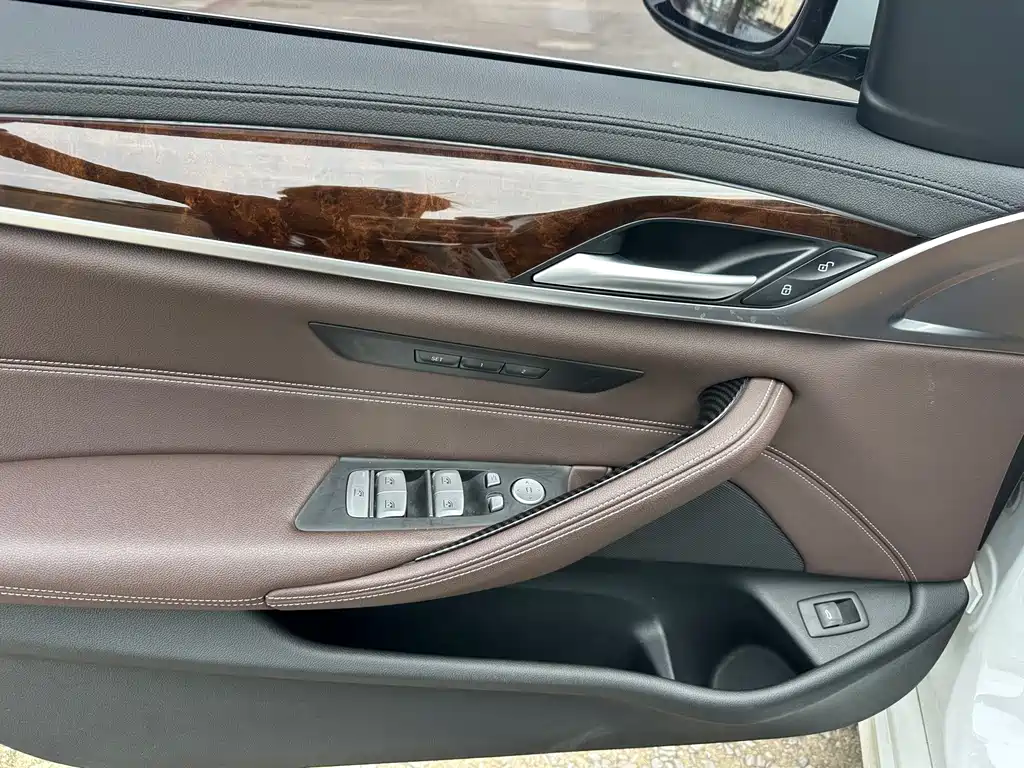 BMW 5 Series — фото 11